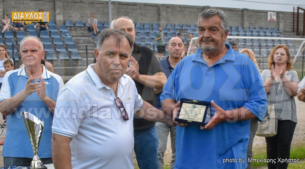 (VIDEO) Η ΕΠΣΕ τίμησε τον Γιάννη Καραμουζά στο γήπεδο της Ιστιαίας