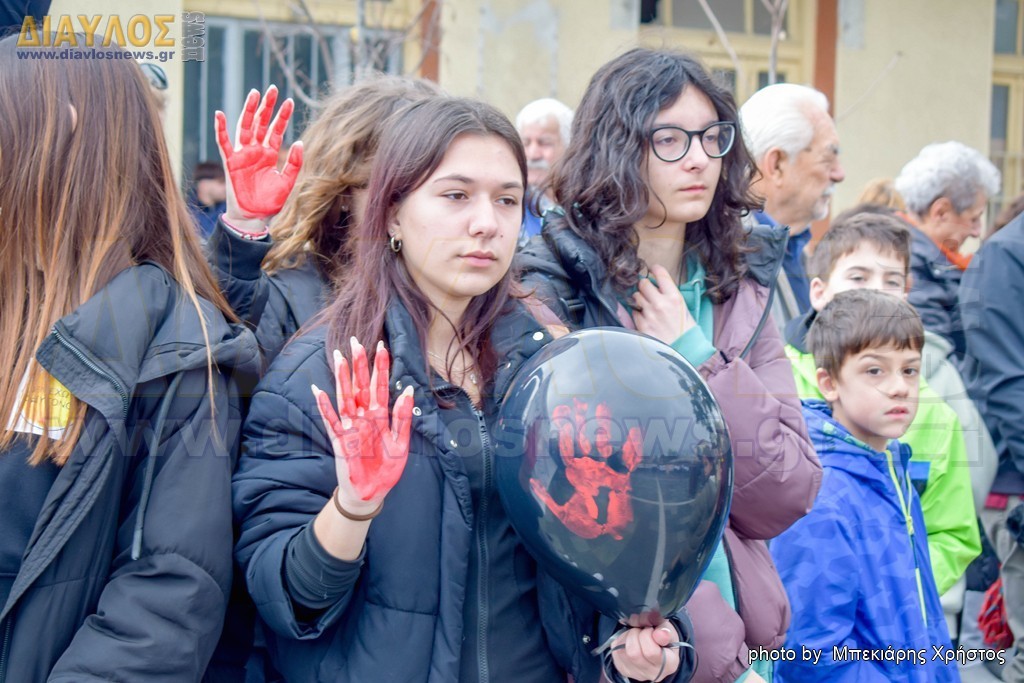 ΤΕΜΠΗ - Εκδήλωση μνήμης στην πλατεία Ιστιαίας (Όλη η εκδήλωση)